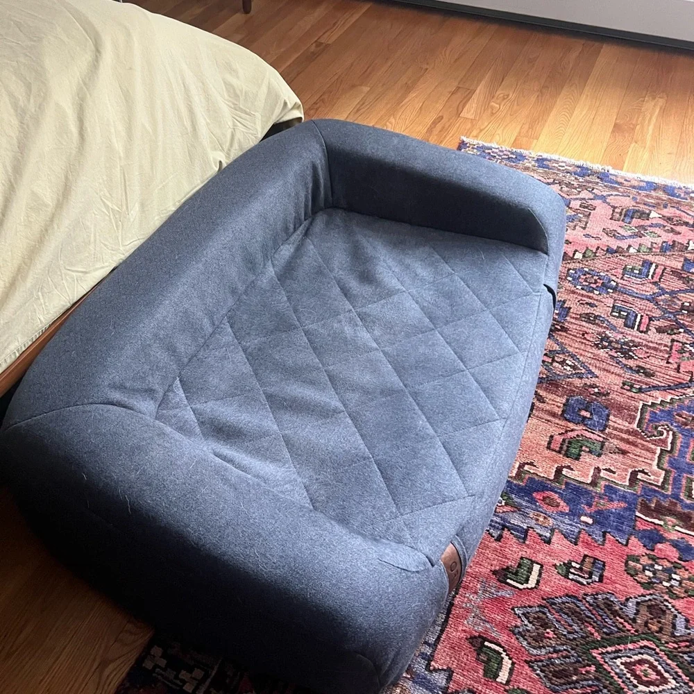2x med. Dog Beds for 40-60lbs, 2x dog coats, yeti bowl, LumaSooth 2 arthritis